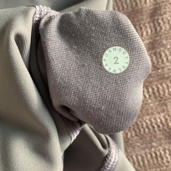 Lululemon light purple crop leggings - Picture 3 of 3